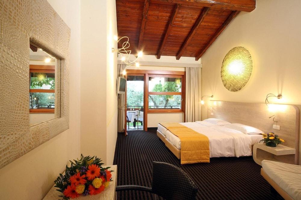 Hotel Sailing Center Malcesine Exterior photo